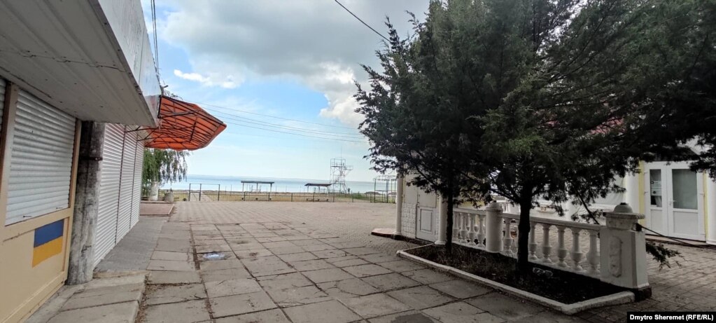 Зачинені кафе і порожній пляж &ndash; так виглядає набережна у Скадовську