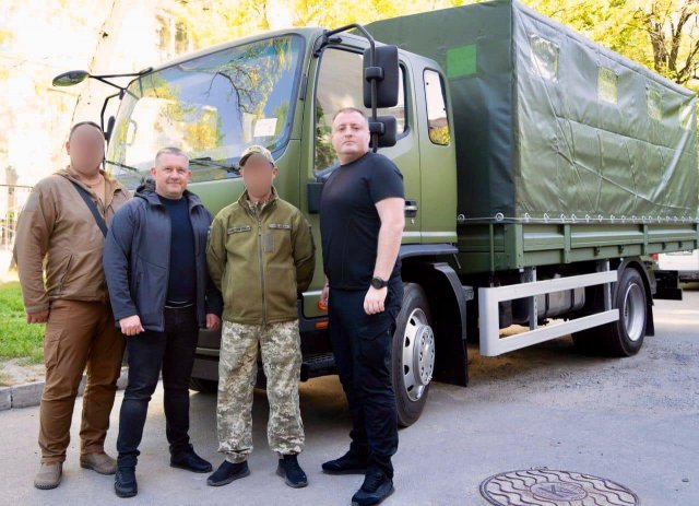 Херсонська МВА передала військовим нову вантажівку
