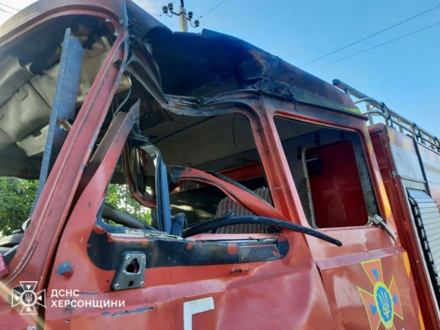 На Херсонщині ворог скинув з дрону вибухівку на пожежний автомобіль