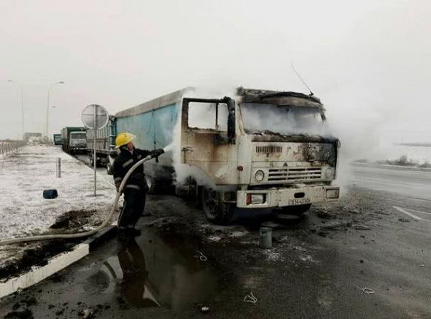 В Каховском районе едва не сгорел грузовик с зерном