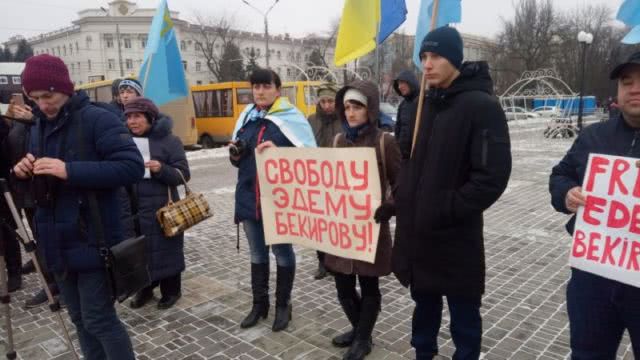В Херсоне митинговали в поддержку Эдема Бекирова и незаконно задержанных украинцев властями РФ