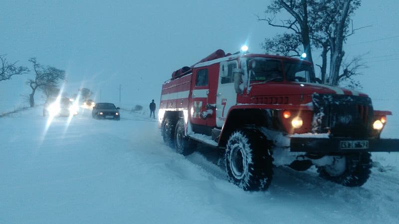 Спасатели Херсонщины вытащили из заносов 18 автомобилей