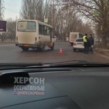 В Херсоне произошло ДТП с участием маршрутки и грузовика