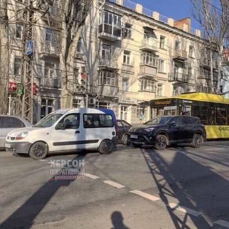 Утро 1 апреля в Херсоне ознаменовалось ДТП