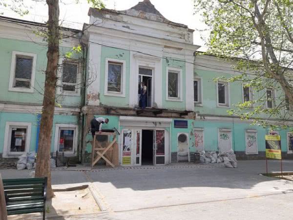 В Херсона начали демонтаж балкона исторического здания