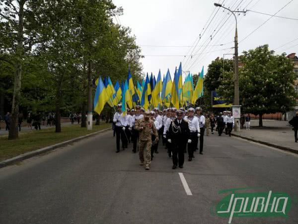 В Херсоне проходит праздничное шествие ко Дню Победы