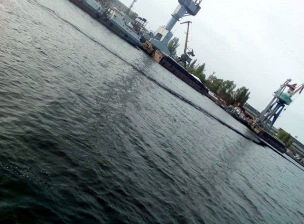 Локальное загрязнение: чем грозит выброс мазута в Херсонском порту?
