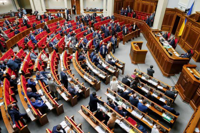 Зеленский договорился с лидерами фракций о роспуске Рады: досрочные выборы могут пройти 21 или 28 июля