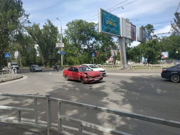 На кольце в центре Херсона столкнулись два авто