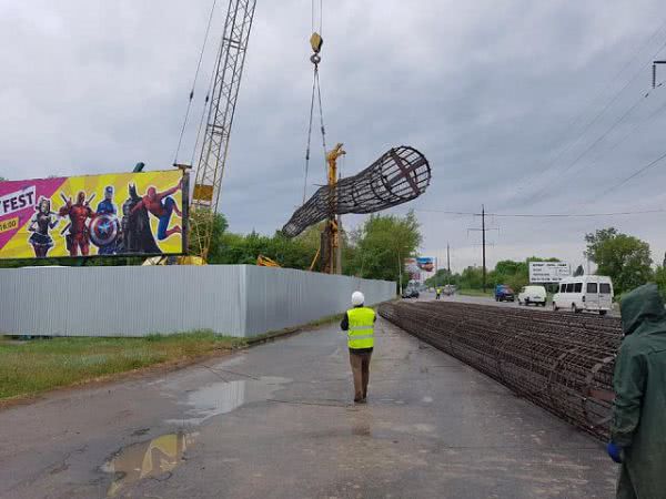 В сети утверждают, что строительство мостоперехода ХБК-Таврический "не смотря ни на что продолжается"