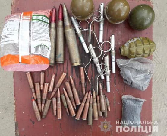 Голопристанські поліцейські вилучили у місцевого жителя гранати, набої, та наркотики