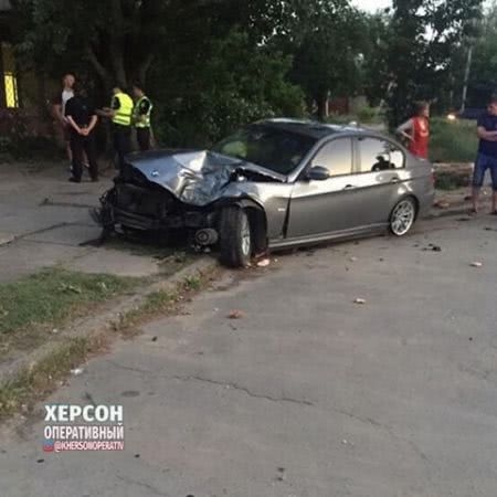 В Херсоне легковушка серьезно разбилась об ограждение