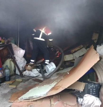 У Херсоні рятувальники ліквідували пожежу в гаражному кооперативі