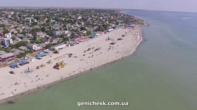 Генический пляж готов к приему отдыхающих, но есть “глобальные проблемы”