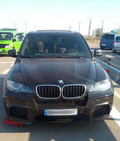 На админгранице с Крымом  задержали подозрительную  BMW