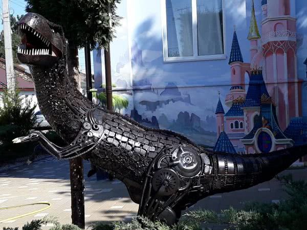 В Херсоне прямо на улице «поселили» огромного стального динозавра