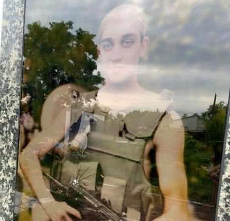 В Олешках неизвестные повредили памятник воину АТО