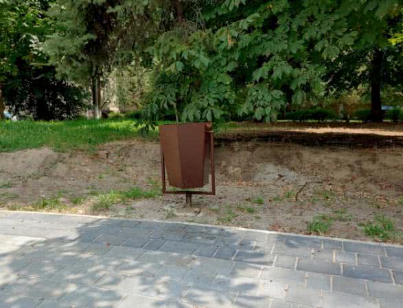 В Херсоне вместо памятника Пушкину установили мусорную урну