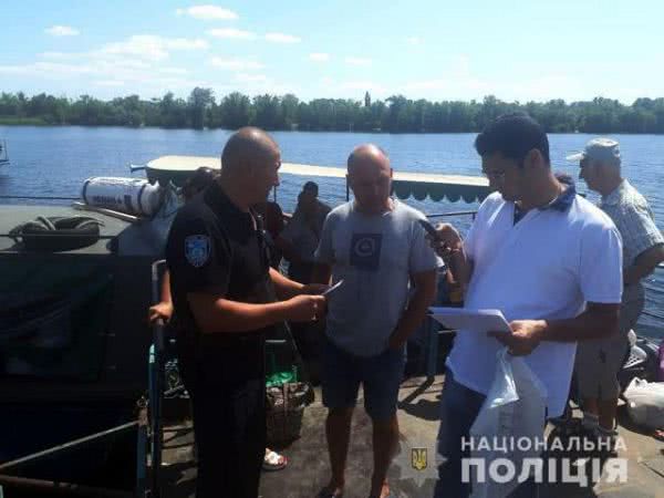 Работники водной полиции проверяют законность водных пассажироперевозок