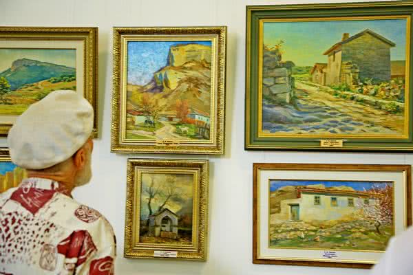 В Геническе в музее открылась персональная выставка местного художника