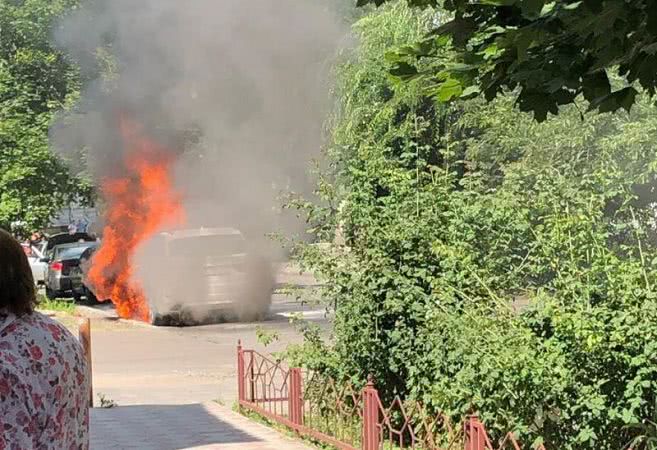 В самом центре Херсона сгорел автомобиль