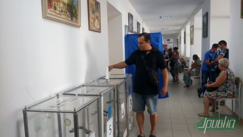 Выборы в Раду: херсонцы приступили к голосованию на избирательных участках