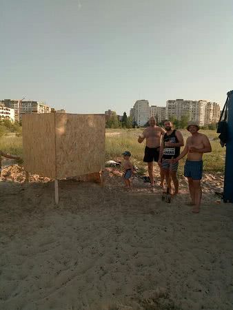 На пляже на Острове появилась раздевалка – ее установили молодые волейболисты