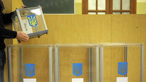 Первые нарушения на выборах: На одну из УИК опечатанный сейф принесли утром