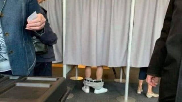 "Положил член на бюллетень": в Сети обсуждают фото избирателя с опущенными штанами