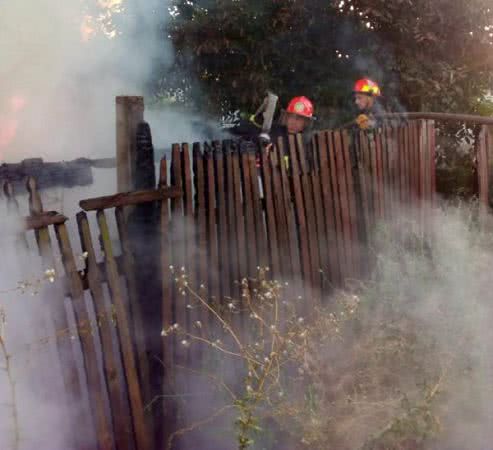 Олешківські рятувальники ліквідували пожежу допоміжної споруди