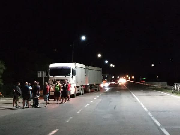 Ночью у Чернобаевки было «жарко» - полиция утихомиривала водителей фур
