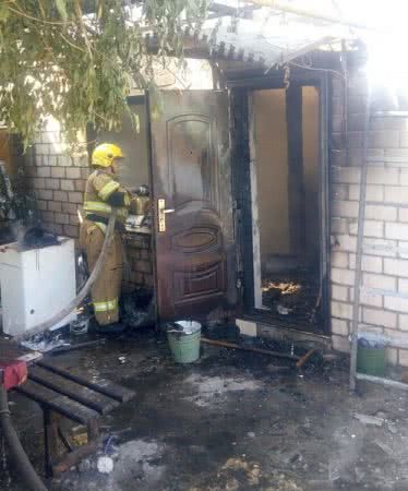 Олешківські рятувальники гасили палаючий будинок
