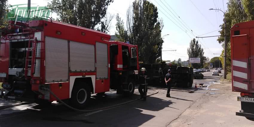 В Херсоне перевернулся автомобиль аварийной службы. Движение затруднено