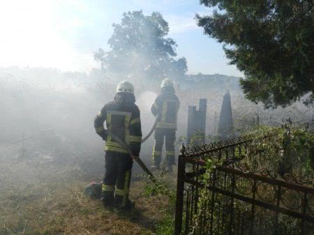 У Херсоні рятувальники ліквідували пожежу на старому кладовищі