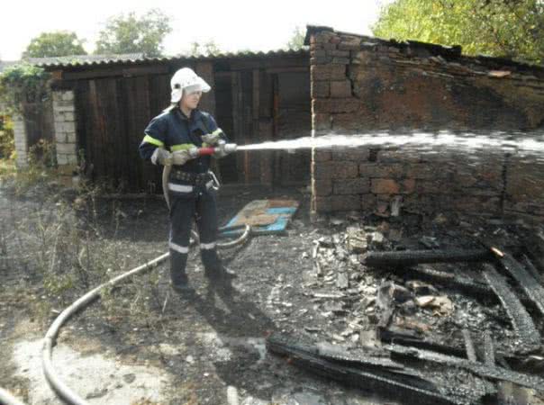 В Новотроицком районе сгорела хозяйственная постройка