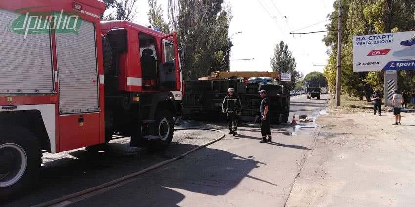 В Херсоне перевернулся автомобиль аварийной службы. Движение затруднено