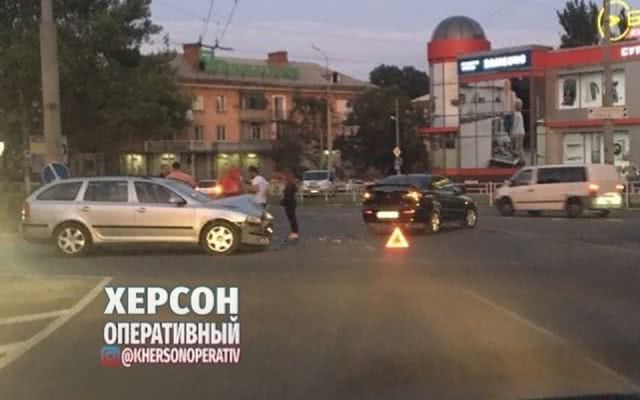 Вечернее ДТП на Ганнибала: столкнулись две иномарки