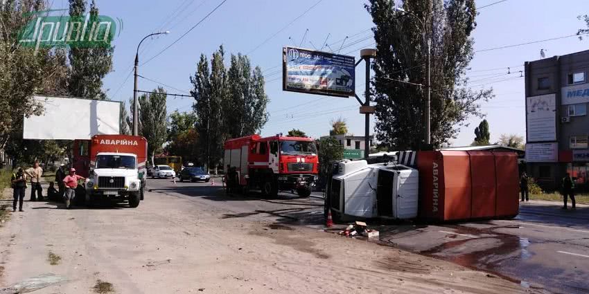 В Херсоне перевернулся автомобиль аварийной службы. Движение затруднено