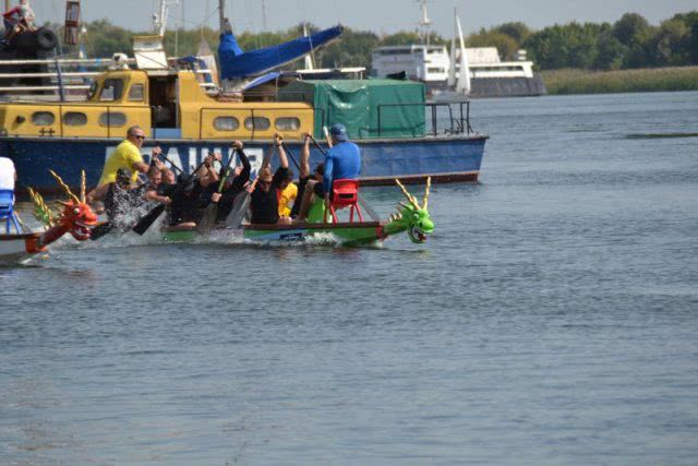Ко Дню города в Херсоне состоялись соревнования по гребле на лодках "Дракон"