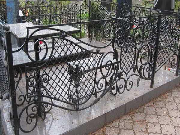 Распиливал стол: на каховском кладбище поймали 55-летнего вора