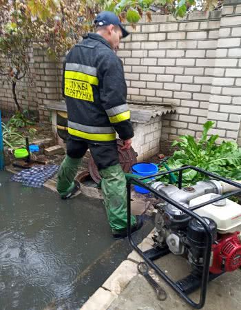 На Херсонщине спасатели помогли населению в откачке воды