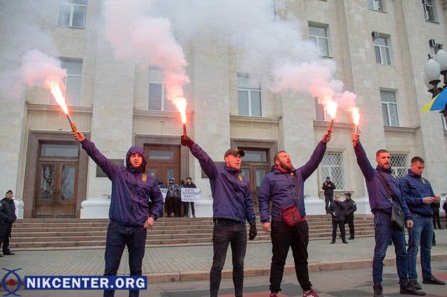 Активисты Нацкорпуса принесли к Херсонскому облсовету виселицу и жгли файеры