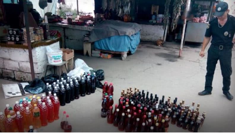 В Бериславском районе на рынке изъяли контрафактные "коньяк" и вино