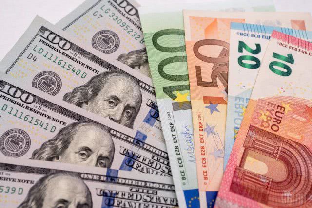 Доллар и евро упали в цене: официальный курс
