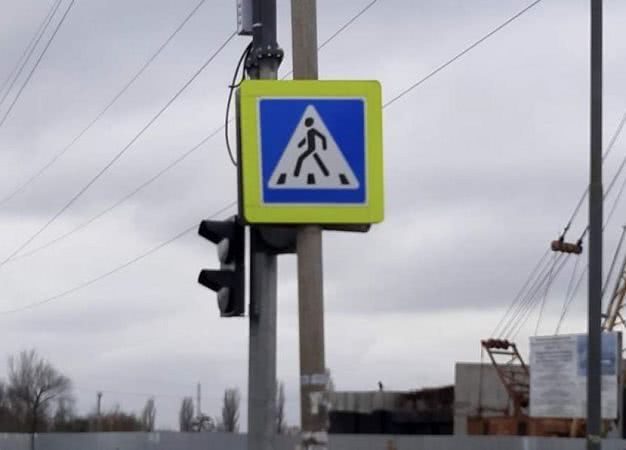 В Херсоне на аварийно опасном участке установили «незаметный и непонятный» светофор