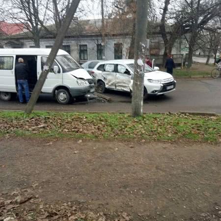 В Херсоне на опасном перекрестке столкнулись легковушка и микроавтобус