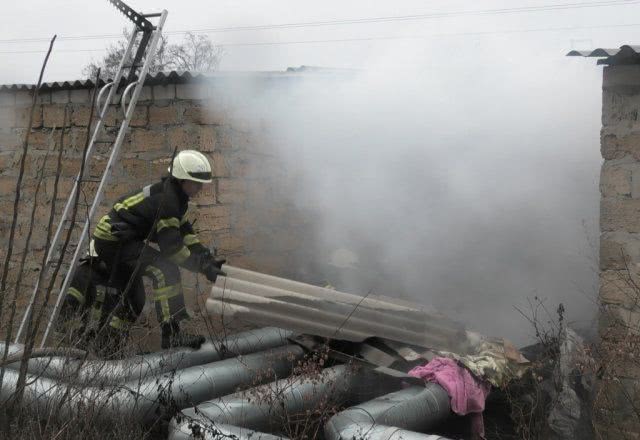 В Херсоне горел мусор в гаражном кооперативе