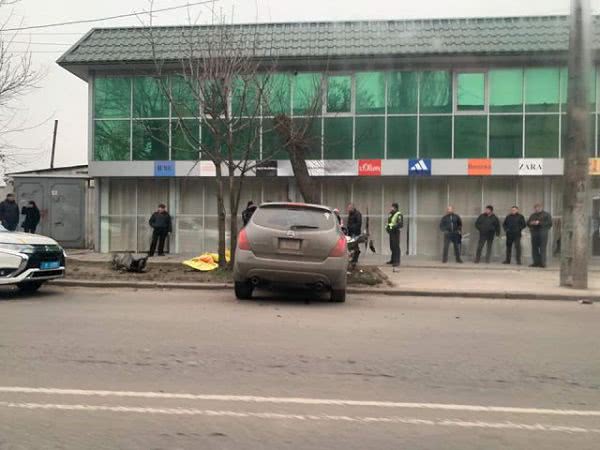 В центре Херсона крутой внедорожник въехал в дерево