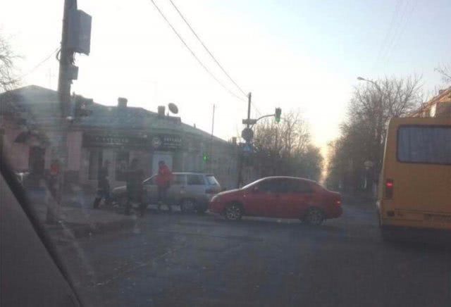 В центре Херсона столкнулись легковушки