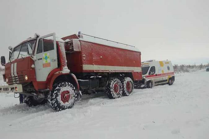 На Херсонщині у снігові пастки і «швидкі» потрапляють